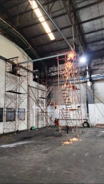 Menara scaffolding di dalam gudang beratap tinggi